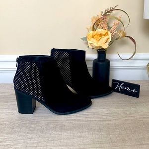 Steve Madden ankle height booties!